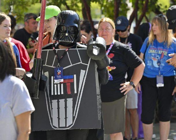 Harrison Ford Angela Bassett Miley Cyrus And More Honored As Disney