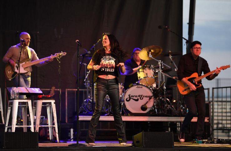 Country singer Sara Evans warms Lorain County Fair crowd on cool
