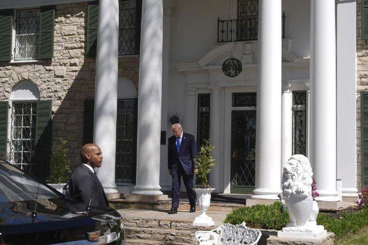 Trump makes a detour to Elvis Presley's Graceland in Memphis during Iran war and airport turmoil | Chronicle Telegram MEMPHIS, Tenn. (AP) — President Donald Trump took a surprise tour of Elvis